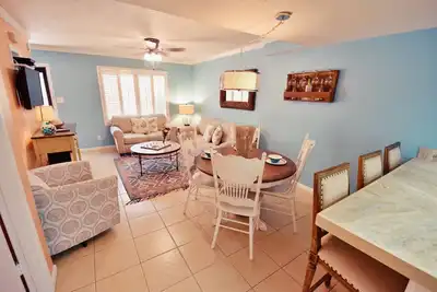 Image de Close Beach Access, Walk to Lighthouse & Village!