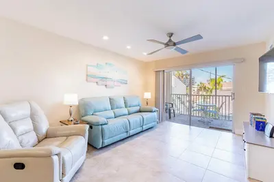 Image de Unit 142 - 1 Bedroom 1 1/2 Bathroom Club Side Interior Condomimium