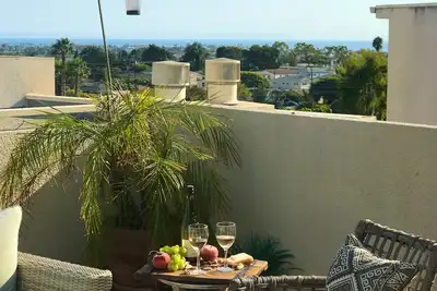 Image de Large rooftop terrace with sweeping ocean and city view