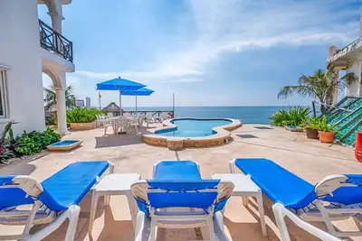Image de Beachfront access out the patio door! Swimming pool, Ac and WiFi!