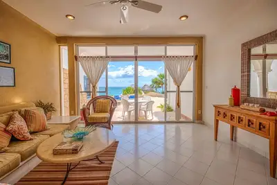 Image de Ground floor condo directly on the beach!
