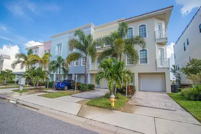 Image de Whistle Clean, Near beach 4br, 4ba w Terrace, Elevator, Gameroom, Garage, Pool!