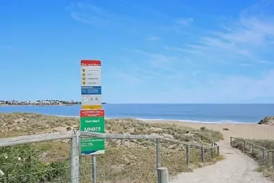 Image de 'Beachside'home 20 metres to beach. Ideal for families and friends.