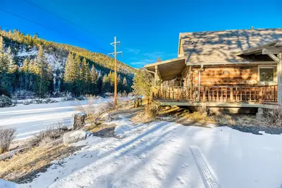 Image de Relaxing riverfront cabin w/ river & mountain view, wraparound deck, and firepit