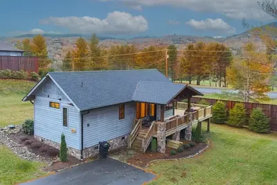 Image de Banner Sky - 2bd/2ba cabin with mountain views, wrap around porch minutes from downtown Banner Elk.