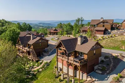 Image de Happy Camper - Camp Eagles Nest- pet friendly, fire pit, walk to courts