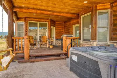 Image de Lovely Cabin with Private Deck, Fireplace & Hot Tub - Free High Speed WiFi