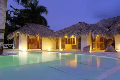 Image de Casa Cocoloba offre une vue splendide sur la mer et 4000 mètres de parc.