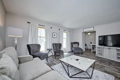 Image de Sprawling Private Pond View  Home