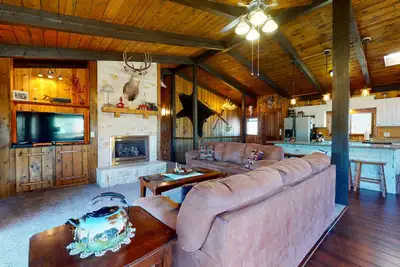 Image de Beautiful South Fork home w/private deck & hot tub, full kitchen, and free WiFi