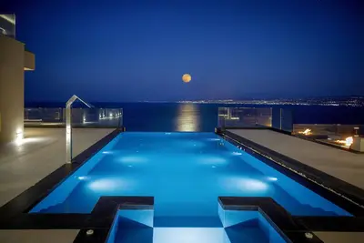 Villa Hyperion - Luxury 7 bdrm Villa with infinity heated pool