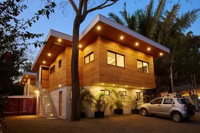 Image de Location, location. One bedroom Apt #2 is walking distance to shops, gym, surf a