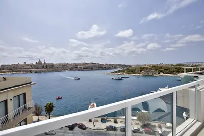 Image de Idyllic Penthouse Apartment with Sea View Balcony