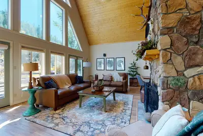 Image de Riverfront Home w/ a Private Hot Tub, Gazebo, Deck w/ River Views, & Free WiFi