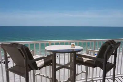 Image de Belle Gulf Beach Condo avec vue sur l'eau de chaque fenêtre