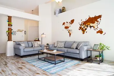 Image de Superb 3 bed pool home, games room, sleeps 7, private pool, Disney 8 miles!