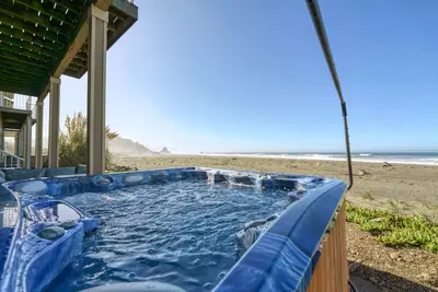 Image de Beach House 101 | Oceanfront Beach House W/ Spa and Arcade