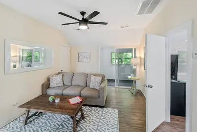 Image de Secluded Apartment with Heated Garage