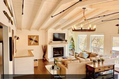 Image de “Calm Water Cove” A Fun Family Lake Front Retreat