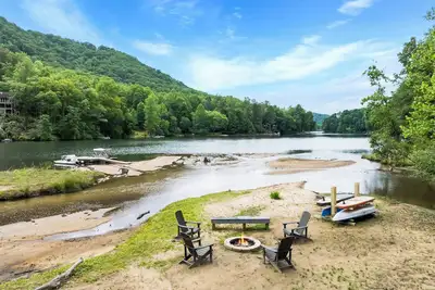 Image de Lakehouse w Boat, SUPs, Kayaks, Hot tub, Firepit, Fireplace, Resort