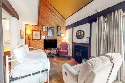 Image de Contemporary condo near The Village with easy slope access, balcony & hot tub