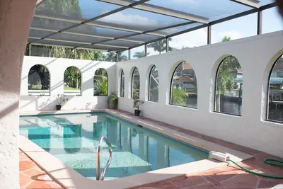 Image de Waterfront luxury 4 bed 4 bath with large heated pool & dock