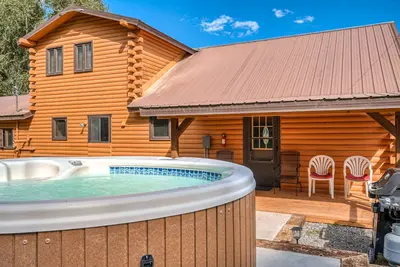 Image de Peaceful dog-friendly cabin with river views, WiFi, loft, and fireplace