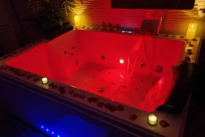 Image de Loft jacuzzi jardin privatif Netflix Wifi 20 minutes de Paris Val d'Oise