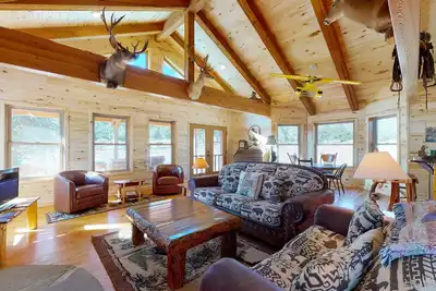 Image de Beautiful mountainside home & bunkhouse w/ barn, two full kitchens, & free WiFi