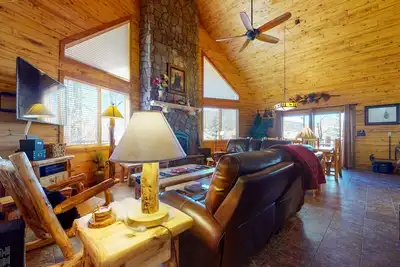 Image de Riverside log cabin w/private deck/hot tub/free WiFi/full kitchen + near trails
