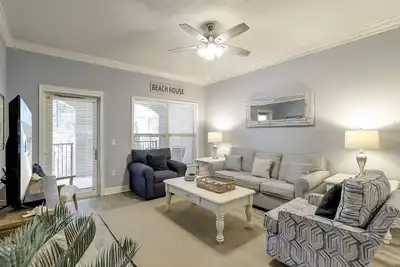 Image de 2 Bed/2 Bath Villa Centrally Located Near Coligny Beach, Rooftop Pool and Spa