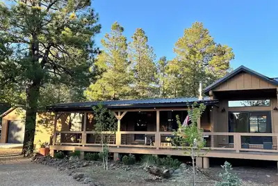 Image de The Hillside Ranch - cabin style home