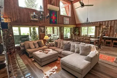 Image de Riverfront home w/private deck, sunroom, full kitchen, and free WiFi