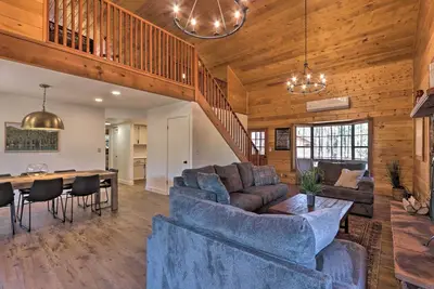 Image de Deck, Games & Fire Pit: Modern Pine Cabin!