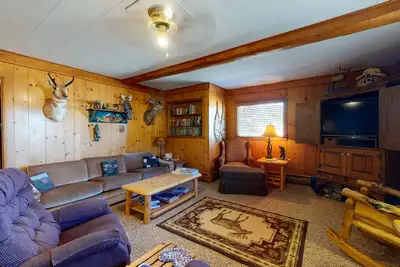 Image de Comfortable cabin w/ wood stove & game room - close to golf and National Forest
