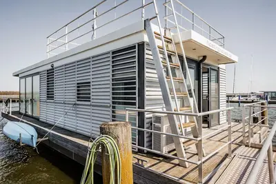 Image de Maison flottante à Ribnitz avec terrasse
