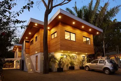 Image de Location, location. One bedroom Apt #3 is walking distance to shops, gym, surf a