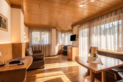 Image de Appartement \"Trocker Kastelruth 5\" près de Seiser Alm avec vue sur montagne, bain à remous et sauna