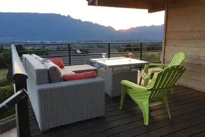 Image de Chalet between lake and mountains