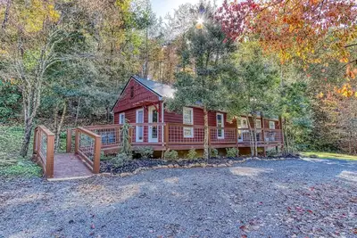 Image de Fire-Pit | Hot Tub | WiFi | Pet Friendly | Arcade | Close to Attractions
