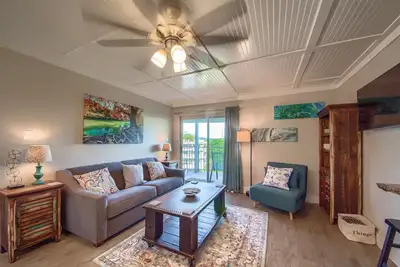 Image de Located right on the Comal River! Pool, hot tub, direct river access! !