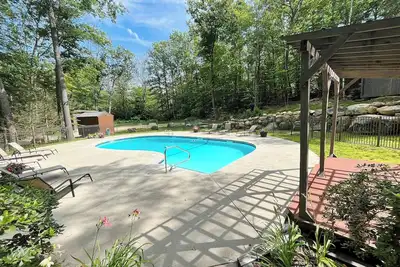Image de Spacious Kearsarge Woods Unit w Association Pool & Tennis 2 Mins to Downtown