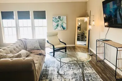 Image de Luxury Modern 1 Bed\/1 Bath Condo
