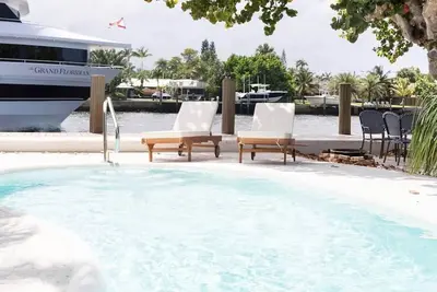 Image de Waterfront condo with pool, 1 block to the beach!