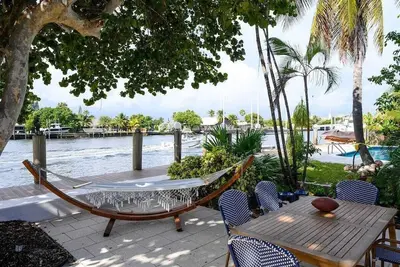 Image de Waterfront condo with pool, 1 block to the beach!