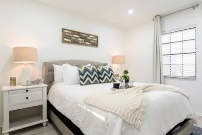 Image de Waterfront condo with pool, 1 block to the beach!