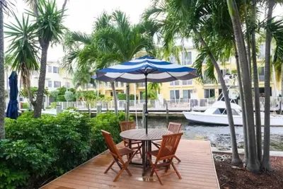 Image de Waterfront condo, 1 block to the beach!