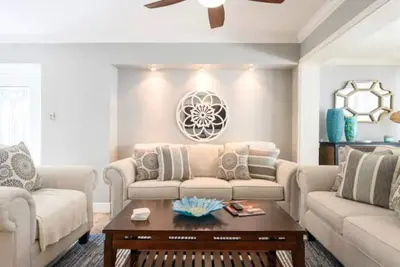 Image de Waterfront condo, 1 block to the beach!