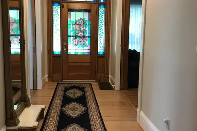 Image de Spacious updated private home, quiet neighborhood, walk to downtown.