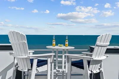 Image de High End Luxury Ocean Front Living, Roof Top Deck and Elevator!